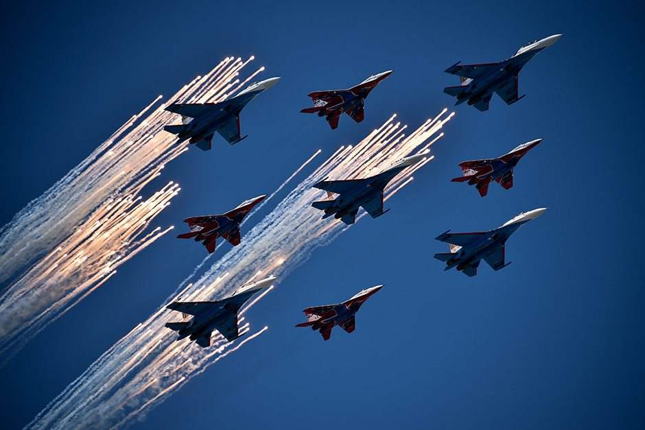 Russian Su-27 jet fighters and MIG 29 jet fighters fly over Red Square during the Victory Day military parade in Moscow on May 9, 2016. Russia marks the 71st anniversary of the Soviet Union's victory over Nazi Germany in World War II. / AFP PHOTO / KIRILL KUDRYAVTSEV