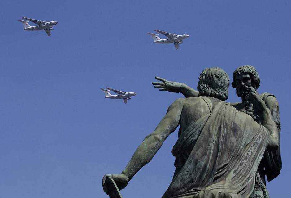 Russial IL-76MD military transport aircrafts fly in formation during the Victory Day parade, marking the 71st anniversary of the victory over Nazi Germany in World War Two, above the monument to Minin and Pozharsky at Red Square in Moscow, Russia, May 9, 2016. REUTERS/Sergei Karpukhin