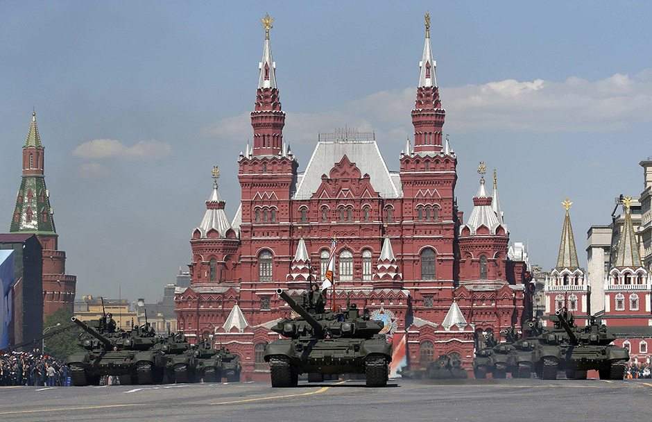 Russian servicemen stand atop T-90A main battle tanks during the Victory Day parade, marking the 71st anniversary of the victory over Nazi Germany in World War Two, at Red Square in Moscow, Russia, May 9, 2016. REUTERS/Sergei Karpukhin