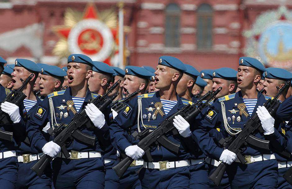 Russian servicemen march during the Victory Day parade, marking the 71st anniversary of the victory over Nazi Germany in World War Two, at Red Square in Moscow, Russia, May 9, 2016. REUTERS/Sergei Karpukhin