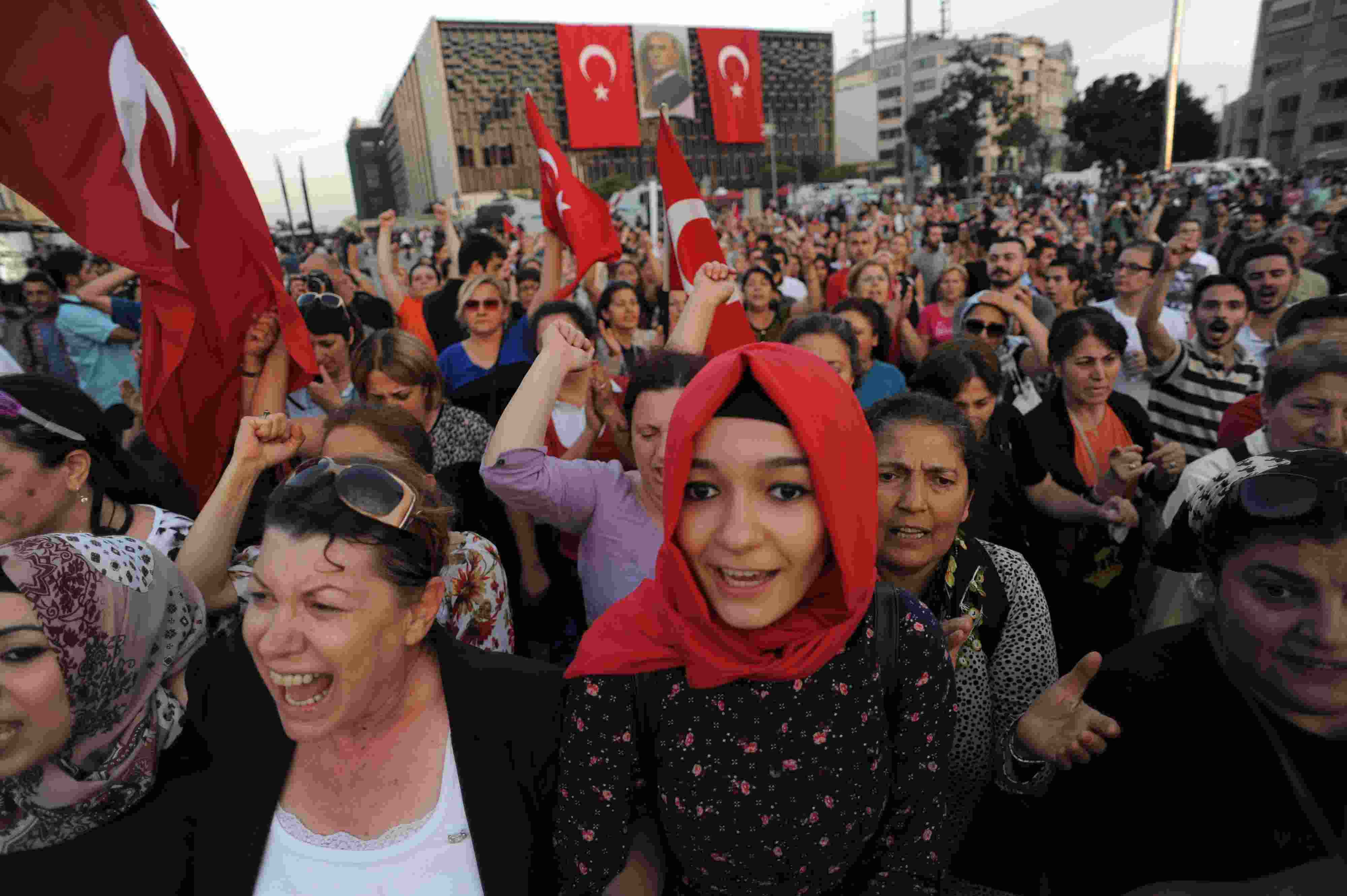 Taksim square peaceful protests. Events of June 16, 2013.