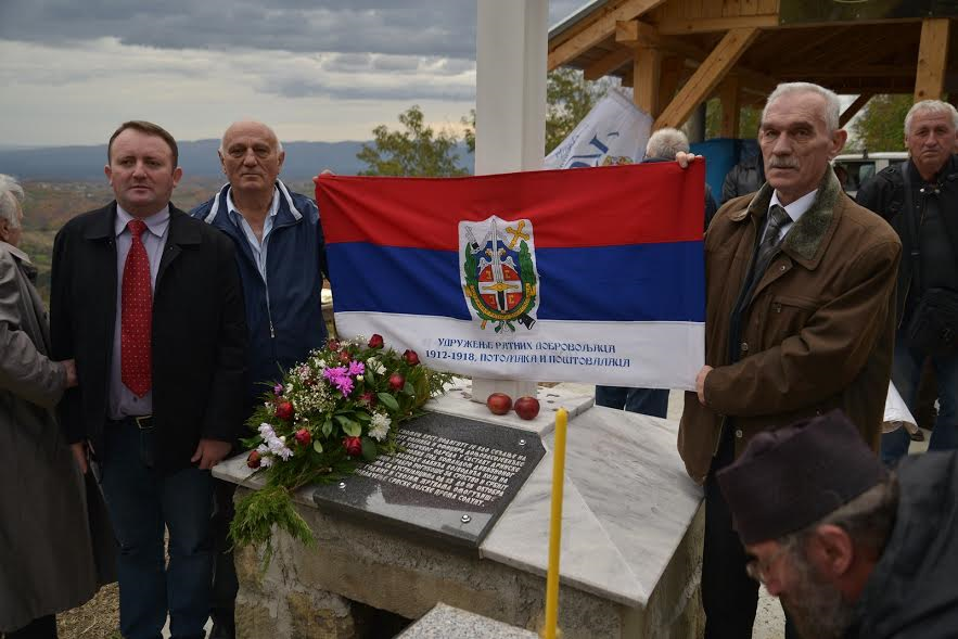 С лијева на десно- стоје: предјседник СО Беране, Горан Киковић,  предсједник Удружења ратних добровољаца 1912.-1918., њихових потомака и поштовалаца Петњица Леко Петровић и секретар предсједник беранског Удружења ратних добровољаца 1912.-1918., њихових потомака и поштовалаца Живко Бјелановић