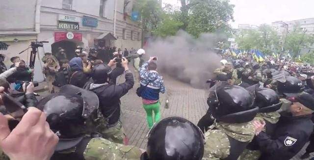 Хаос у Украјини: Нападнути учесници „Бесмртног пука“ (ВИДЕО)