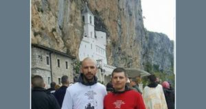 Mačinković i Basurić ispred manastira Ostrog