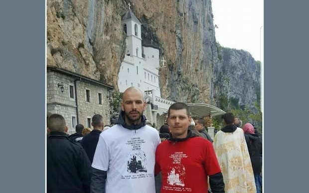 Mačinković i Basurić ispred manastira Ostrog