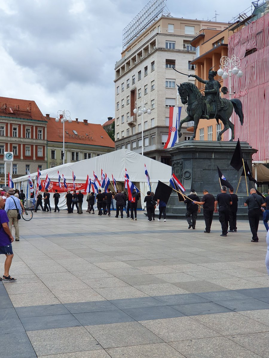 Ustaše na trgu u zagrebu