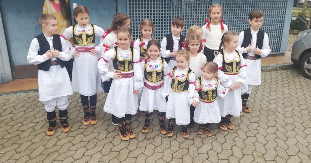 Сербия с детьми. Дети Сербии. Национальный костюм Сербии детский. Сербские дети в школе. Ребенок в сербском национальном.
